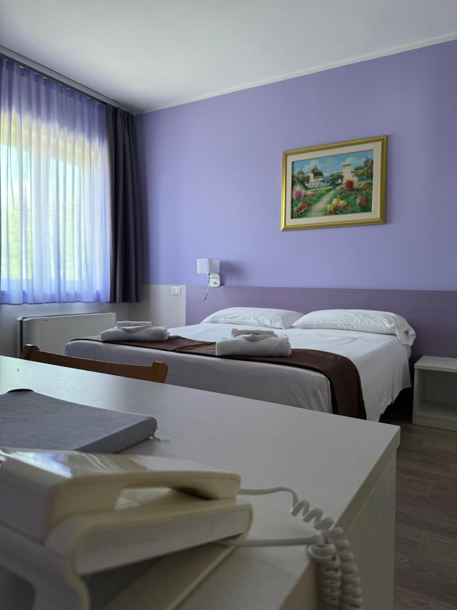 Albergo Trattoria Italia 데센자노델가르다 외부 사진